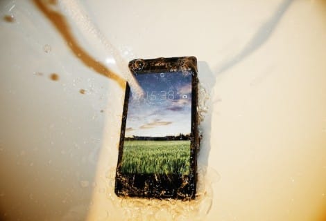 Sony Xperia Z: l'unico sfidante dell'iPhone 5 resistente all'acqua