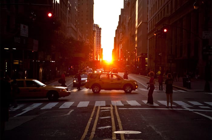 Il bacio del sole alle strade di Manhattan