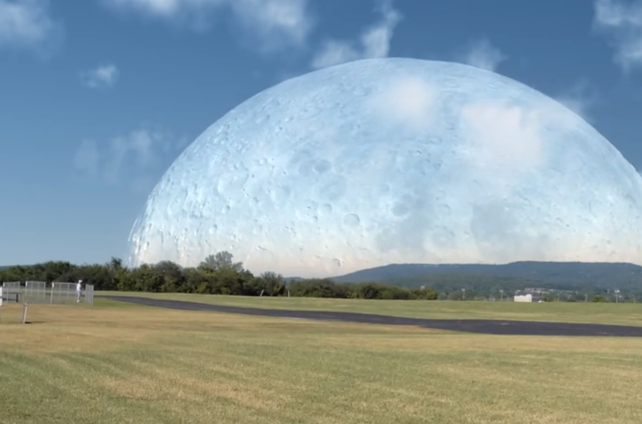 La luna a 400 chilometri dalla terra