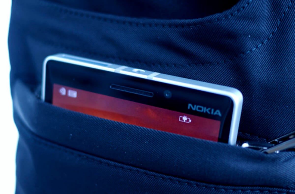 Per ricaricare lo smartphone uso i pantaloni